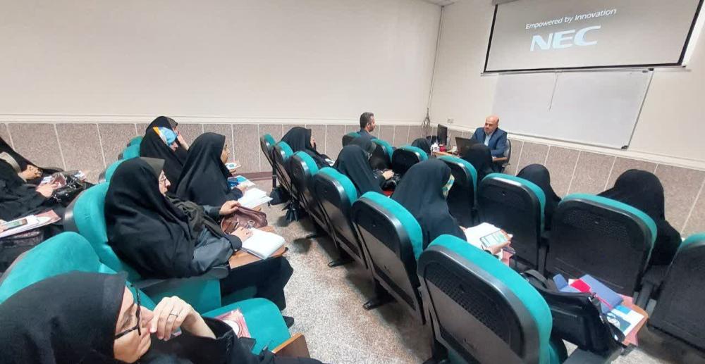 برگزاری دوره تبیینی خواهران بسیج مهندسین صنعت و معدن در مشهد مقدس به مناسبت هفته بسیج