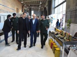 بازدید مسئول سازمان بسیج مهندسین صنعت و معدن کشور از غرفه‌های تولیدکنندگان نمایشگاه فرصت‌های سرمایه‌گذاری همدان