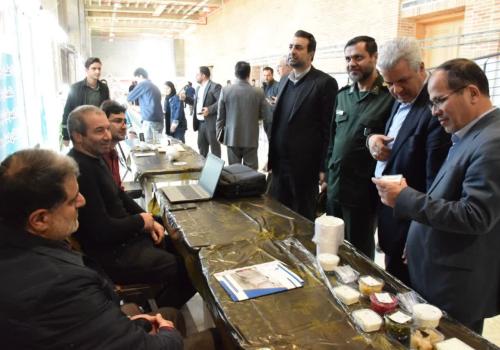 بازدید مسئول سازمان بسیج مهندسین صنعت و معدن کشور از غرفه‌های تولیدکنندگان نمایشگاه فرصت‌های سرمایه‌گذاری همدان