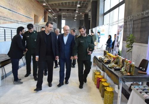 بازدید مسئول سازمان بسیج مهندسین صنعت و معدن کشور از غرفه‌های تولیدکنندگان نمایشگاه فرصت‌های سرمایه‌گذاری همدان