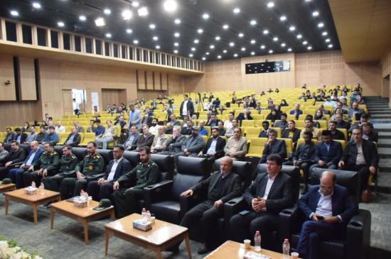 بازدید مسئول سازمان بسیج مهندسین صنعت و معدن کشور از غرفه‌های تولیدکنندگان نمایشگاه فرصت‌های سرمایه‌گذاری همدان