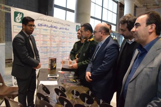 بازدید مسئول سازمان بسیج مهندسین صنعت و معدن کشور از غرفه‌های تولیدکنندگان نمایشگاه فرصت‌های سرمایه‌گذاری همدان